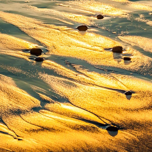Der Moment, in dem der Sonnenuntergang ein einzigartiges Kunstwerk auf den Sandstrand malt... 07